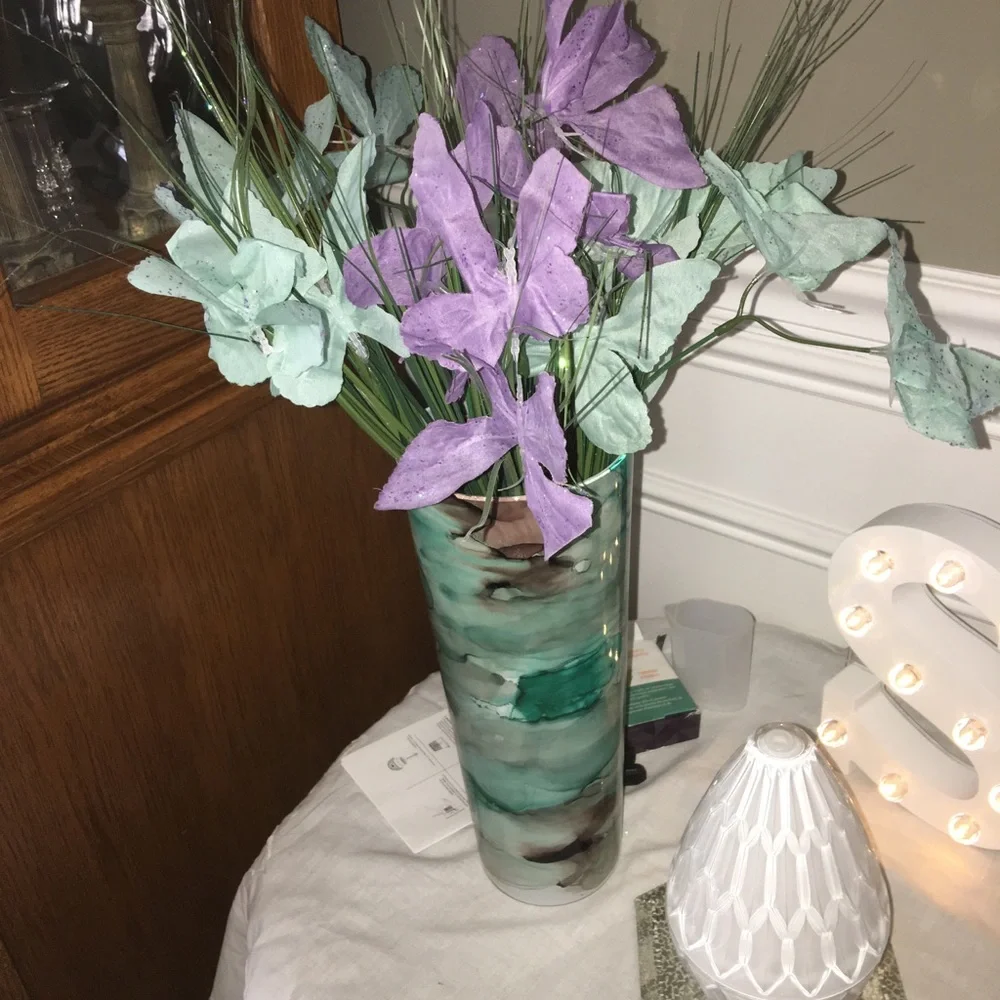 NWOT Silk Flowers & Beautiful Painted Glass Vase
